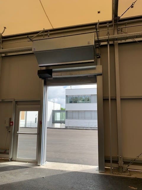 Isolierte Leichtbauhalle als Lagerhalle und Bürofläche für Bosch Thermotechnik GmbH mit Toren - 1