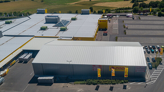 Isolierte Alu-Leichtbauhalle und Bürocontainer für POCO Einrichtungsmärkte GmbH in Görgeshausen - 2