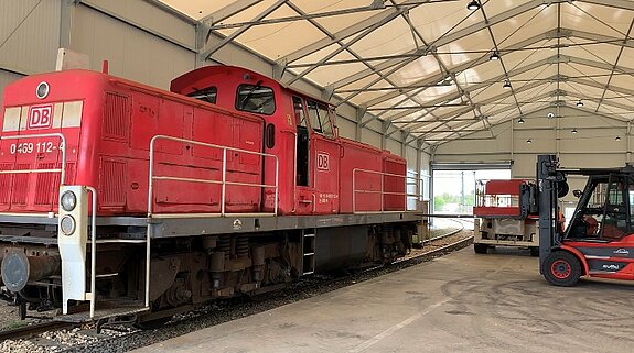 Isolierte Alu-Leichtbauhalle für DB Cargo Logistics GmbH mit Lokomotive - 1