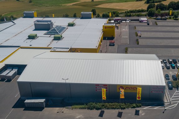 Isolierte Alu-Leichtbauhalle und Bürocontainer für POCO Einrichtungsmärkte GmbH in Görgeshausen - 2
