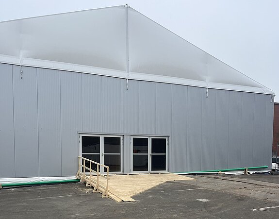 Alu-Leichtbauhalle mit Sanitärcontainern als Flüchtlingsunterkunft in Hanau - 1