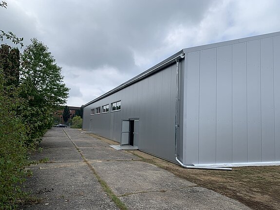 Isolierte Leichtbauhalle / Fertighalle für das Landgericht in Gießen von Außen - 4