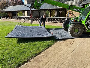 Fahrwegsplatten als Bodenschutz beim Aufbau eines Zeltes, Groundprotect M Platten - 1