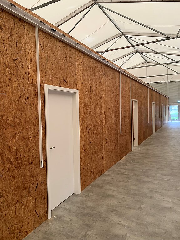 Leichtbauhalle mit Sanitärcontainern und Innenausstattung als Notunterkunft in Main-Kinzig-Kreis in Gelnhausen, Innen - 1