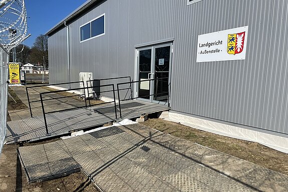 Isolierte Leichtbauhalle / Fertighalle für das Landgericht in Lübeck Innen - 8