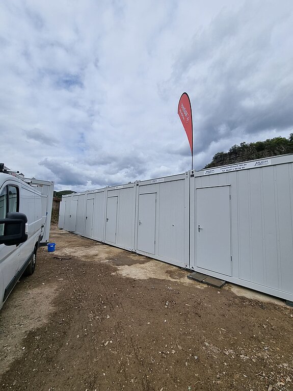 9 Bürocontainer als Containeranlage mit Sanitärcontainern als Notunterkunft in Altenahr / Kreuzberg für den Malteser Hilfsdienst e.V, Außen - 2