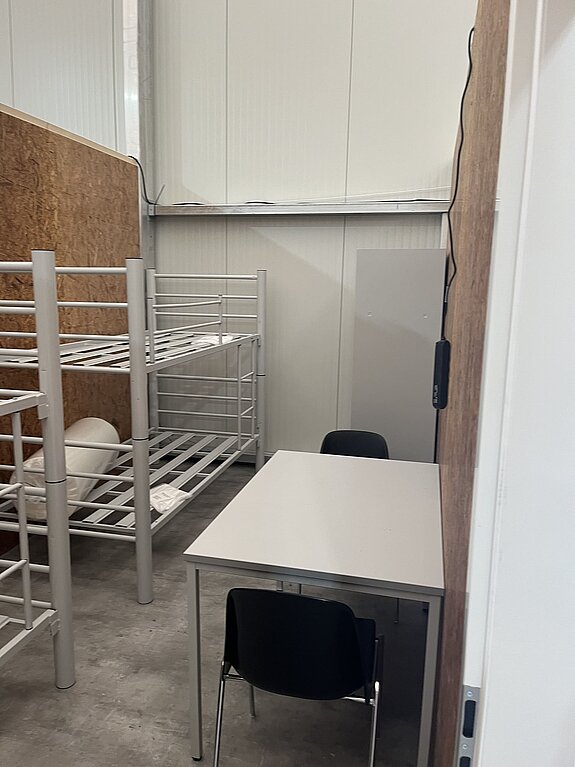 Alu-Leichtbauhalle mit Sanitärcontainern als Flüchtlingsunterkunft in Hanau, Innen - 3