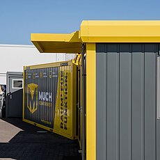 Container mit Attika oder Vordach
