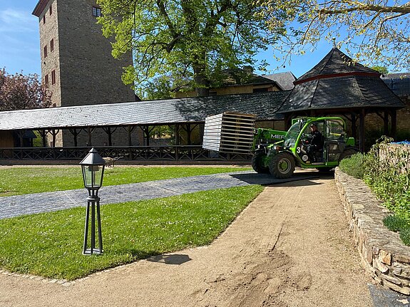 Fahrwegsplatten als Bodenschutz beim Aufbau eines Zeltes, Groundprotect M Platten - 6