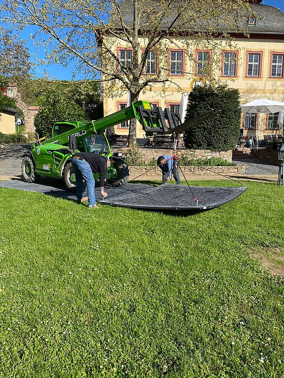 Fahrwegsplatten als Bodenschutz beim Aufbau eines Zeltes, Groundprotect M Platten - 4