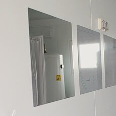 Container mit Beleuchtung & Spiegeln