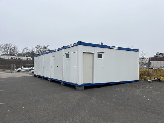 Alu-Leichtbauhalle mit Sanitärcontainern als Flüchtlingsunterkunft in Hanau - 2