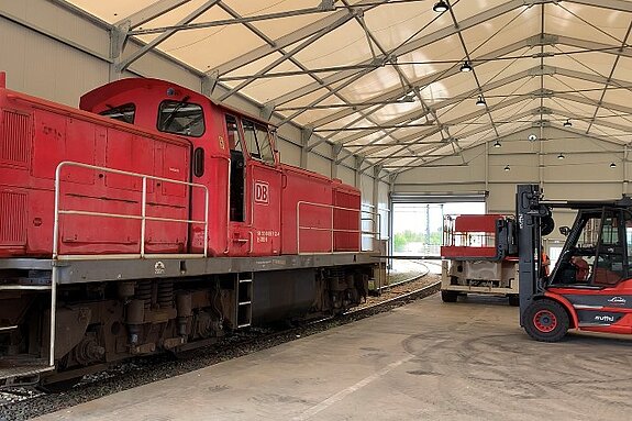 Isolierte Alu-Leichtbauhalle für DB Cargo Logistics GmbH mit Lokomotive - 1