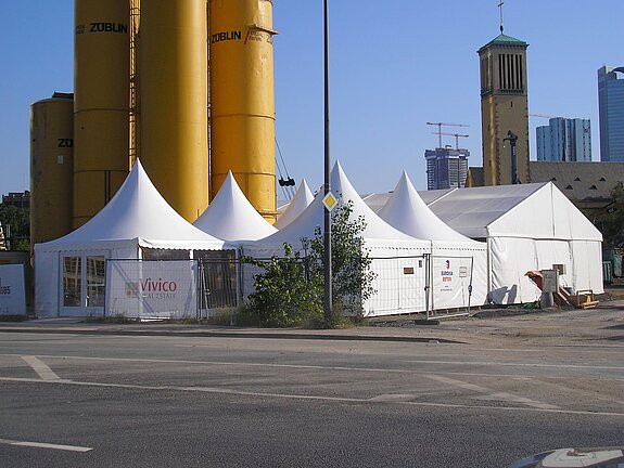 Festzelt (15 x 25 m) und Pagodenzelte zum Spatenstich Tower 185 in Frankfurts Europaviertel - 2