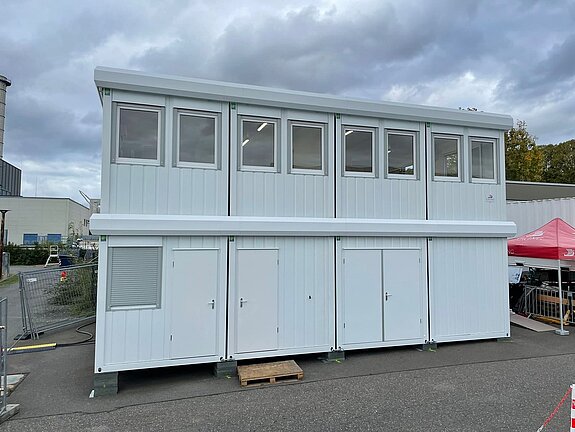 Baucontainer und Lagercontainer im Kölner Hafen für Firma Viking Technical GmbH von Außen - 3