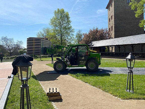 Fahrwegsplatten als Bodenschutz beim Aufbau eines Zeltes, Groundprotect M Platten - 7