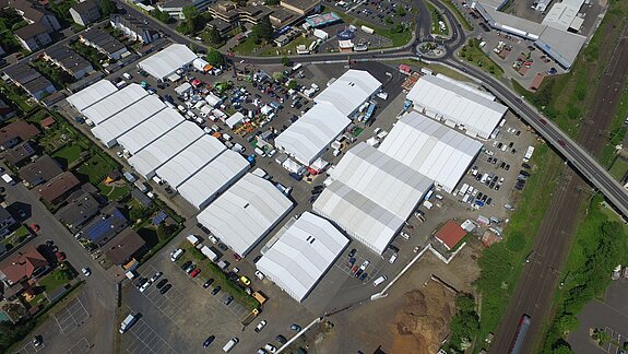 21 Messezelt auf 23.150m² mit Glasfassaden, Toren und Türen für die Messe Wächtersbach, Gesamtansicht - 1