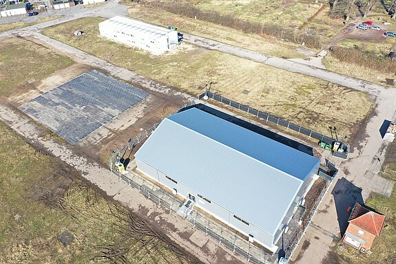 Isolierte Leichtbauhalle / Fertighalle für das Landgericht in Lübeck von oben - 2